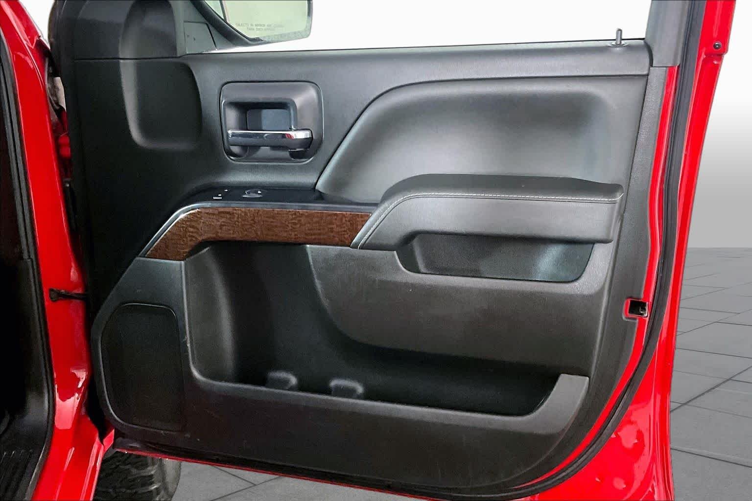 Used 2018 Cardinal Red GMC SLE image 22