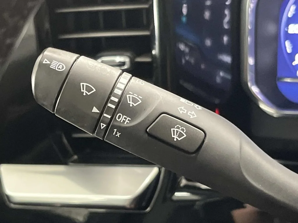 Used 2025 Summit White Chevrolet LT image 23