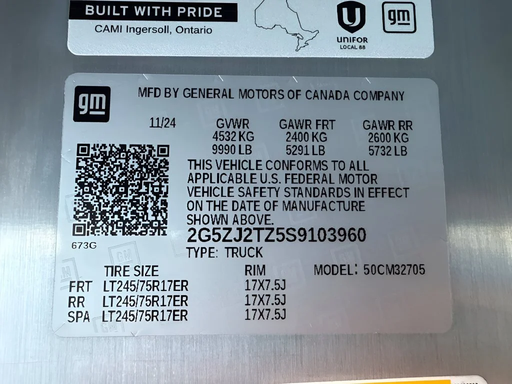 Used 2025 Oyster White Chevrolet AWD 400 image 28