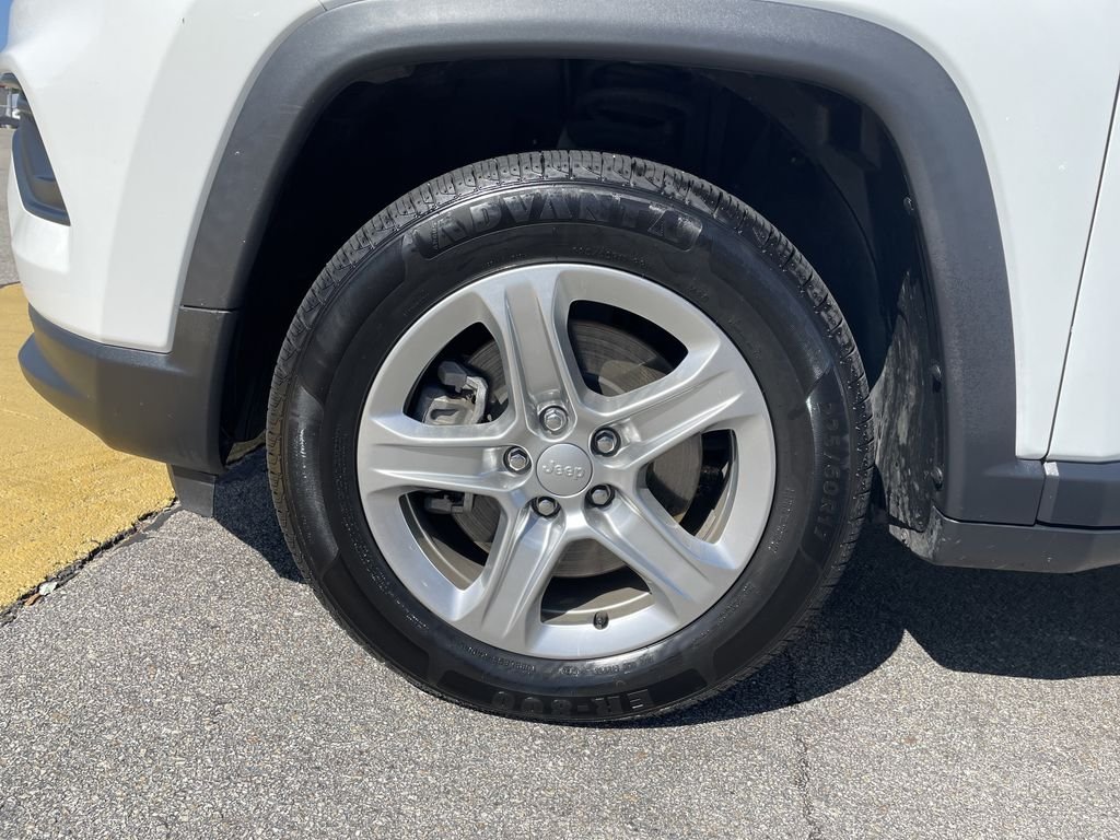 Used 2024 White Jeep Latitude image 9