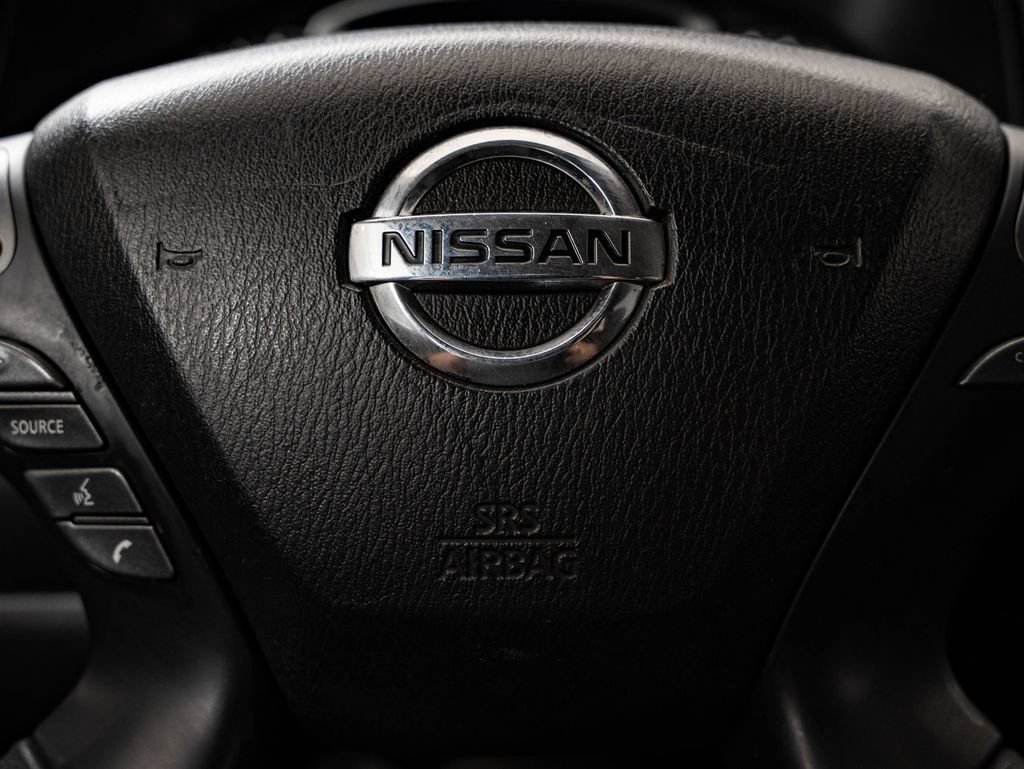 Used 2018 Caspian Blue Nissan SL image 30