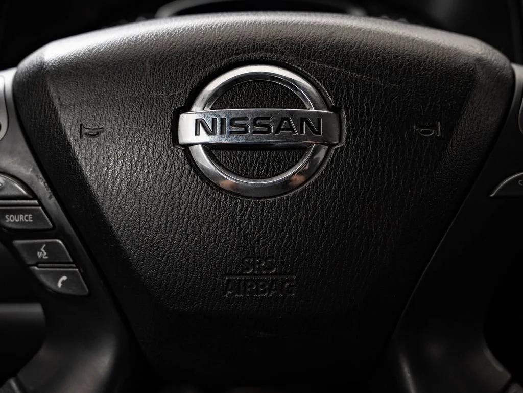 Used 2018 Caspian Blue Nissan SL image 30