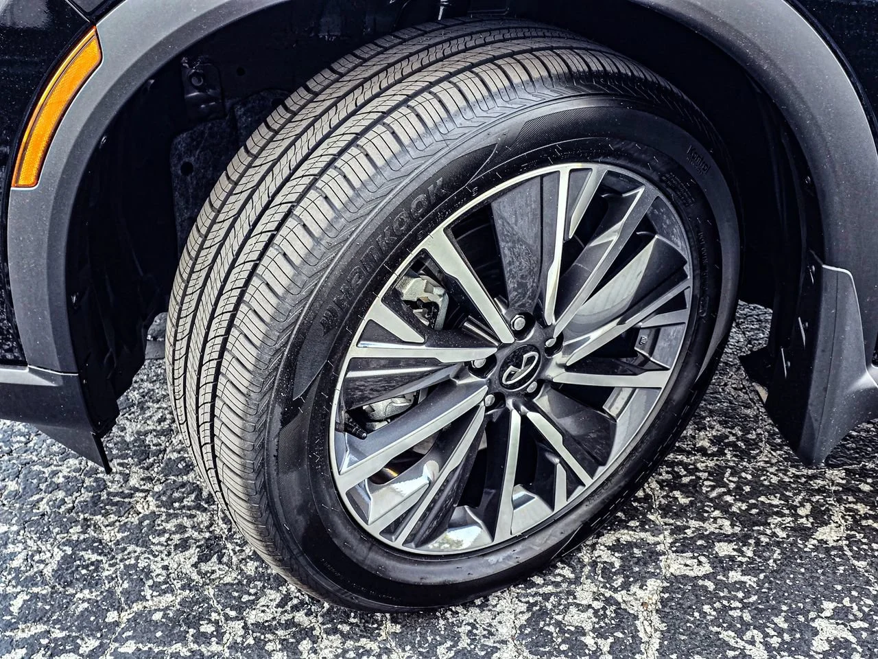 New 2027 MINERAL BLACK INFINITI Luxe AWD image 11