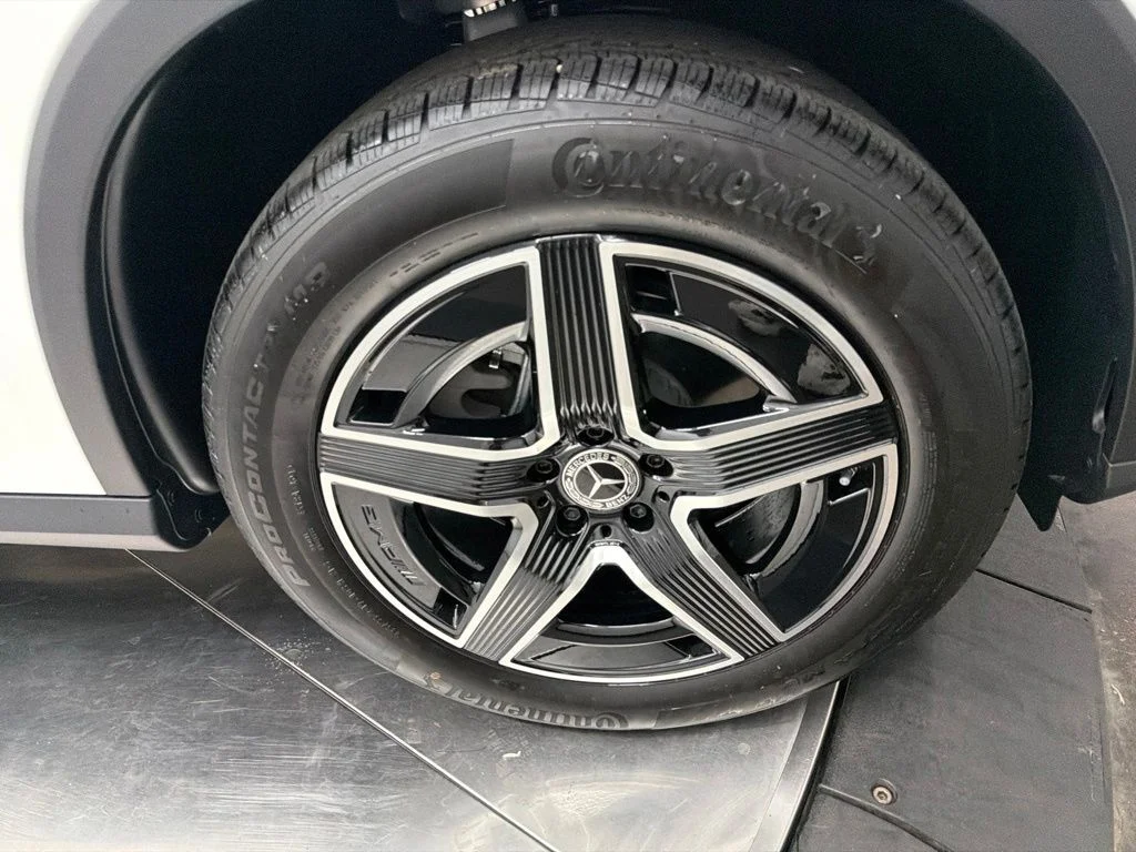 New 2027 White Mercedes-Benz GLC 300 image 9