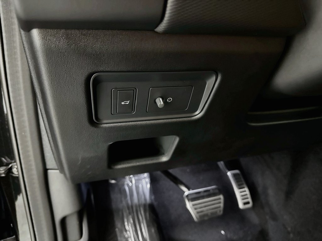 New 2026 Santorini Black Land Rover Dynamic SE image 10