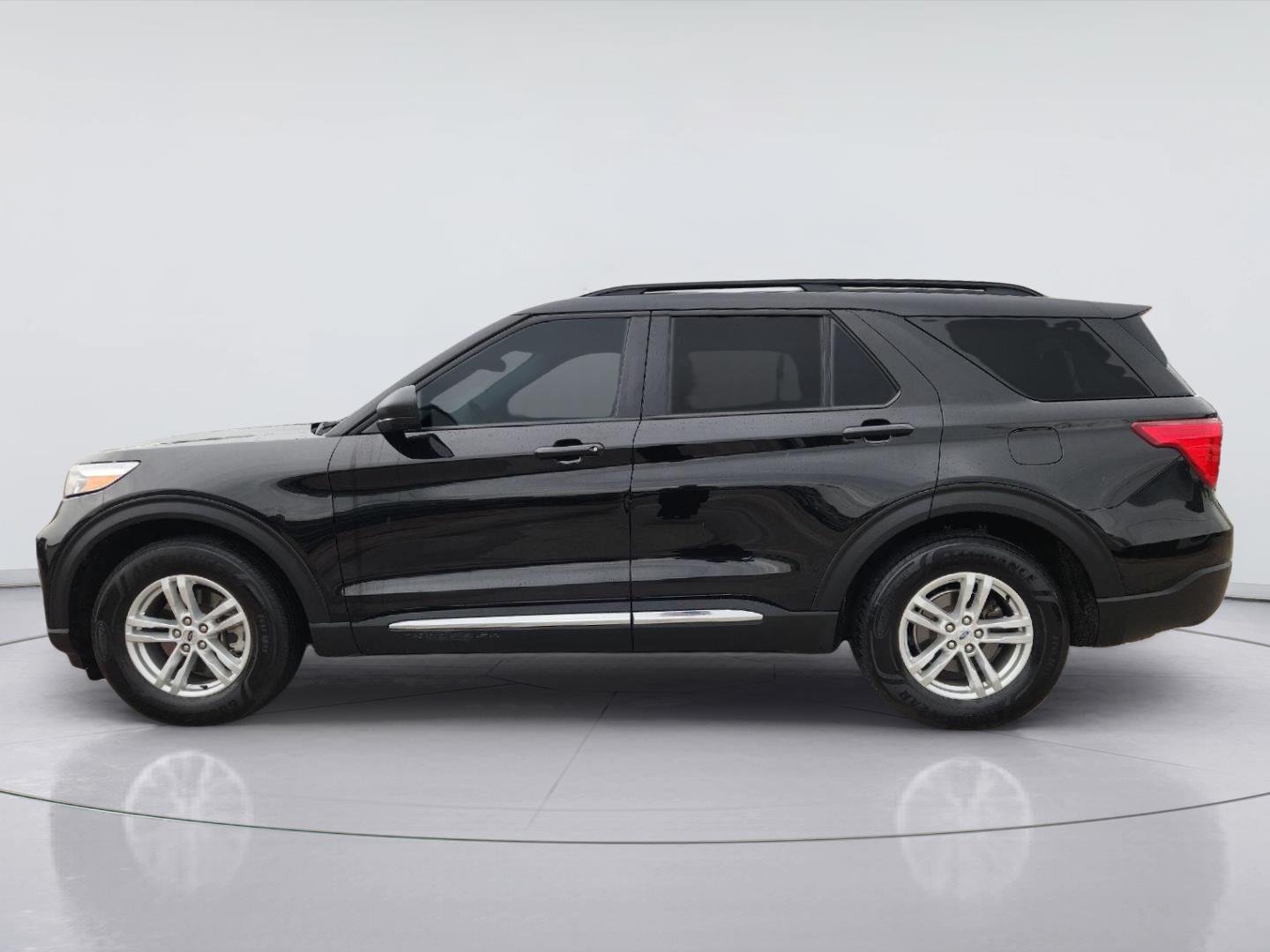 2023 Ford Explorer photo 4 of 34