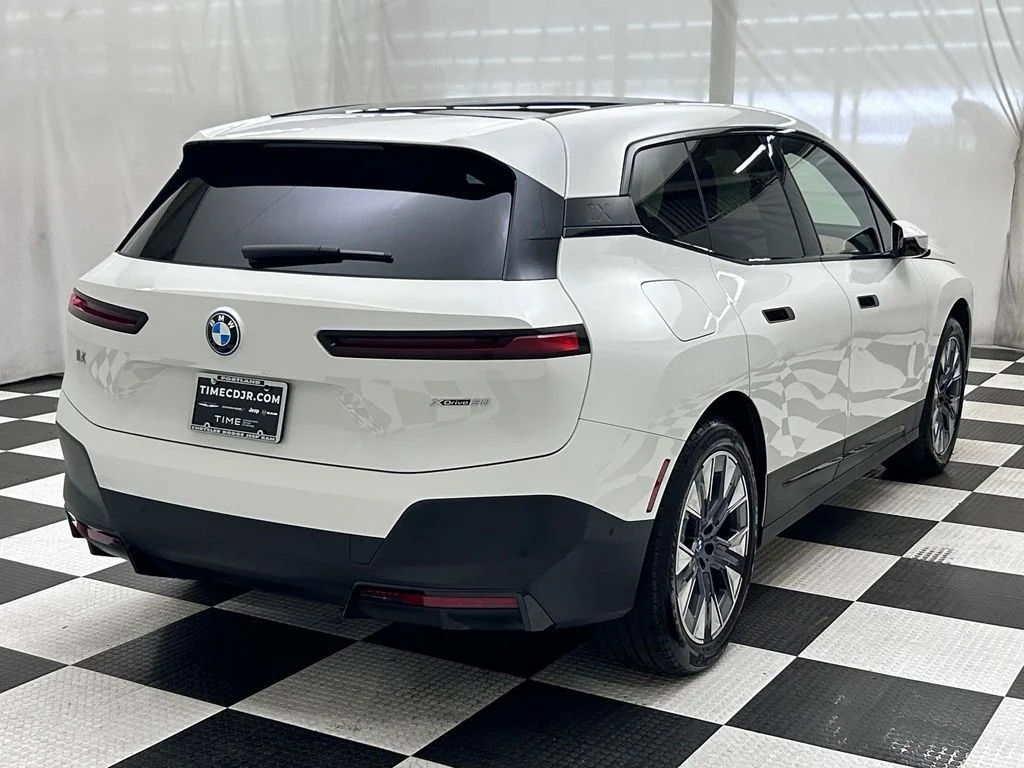 Used 2024 White BMW xDrive50 image 7