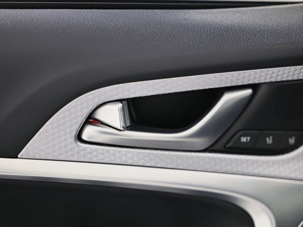 Used 2023 White Genesis 2.0T image 18