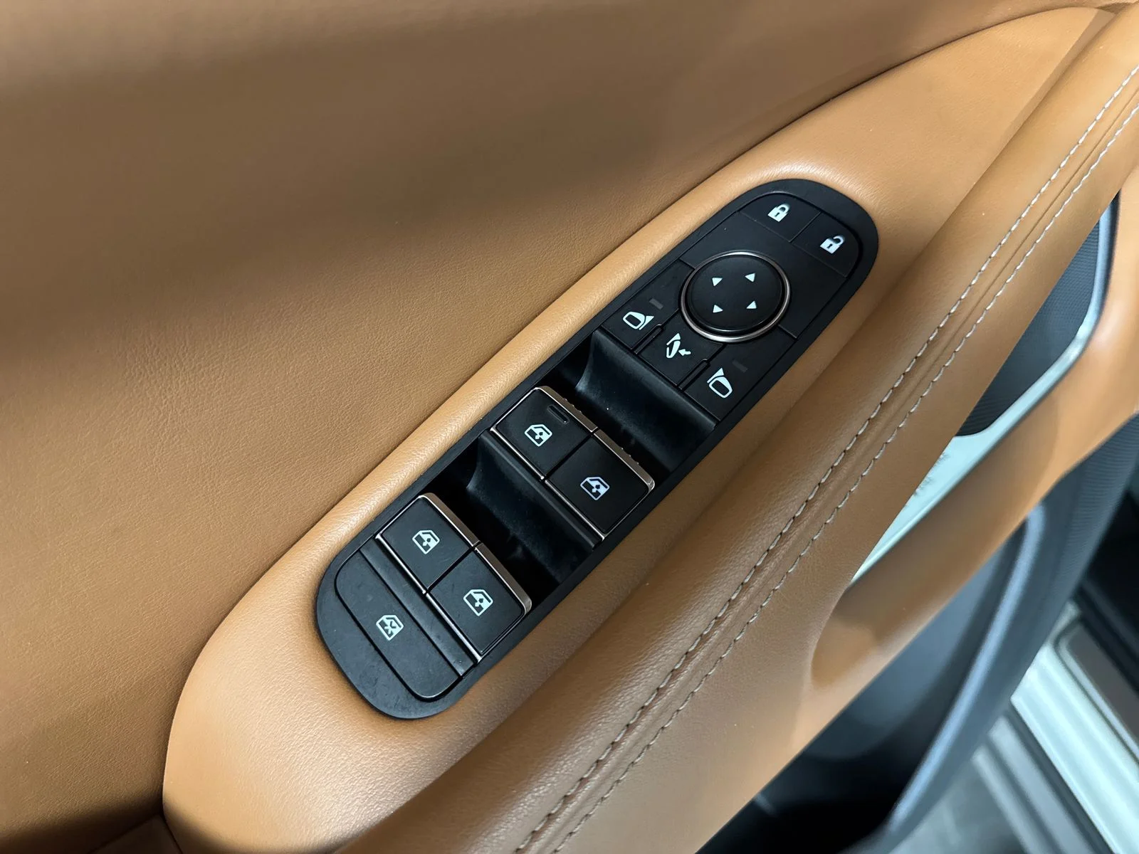 Used 2022 White INFINITI Sensory image 17
