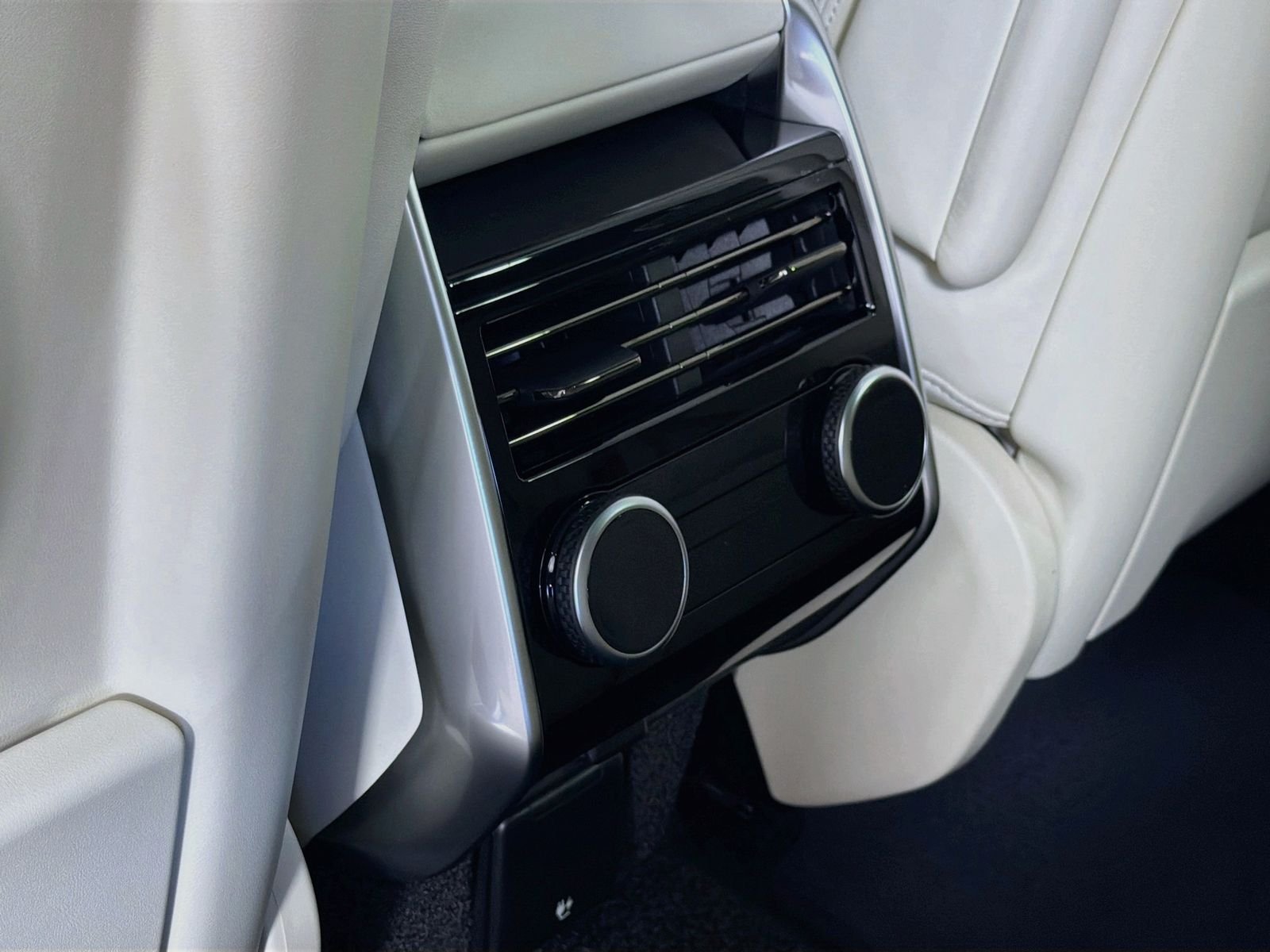 New 2026 Fuji White Land Rover SE image 28