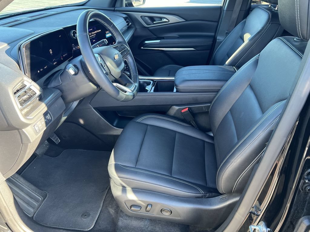 Used 2025 Mosaic Black Metallic Chevrolet LT image 18