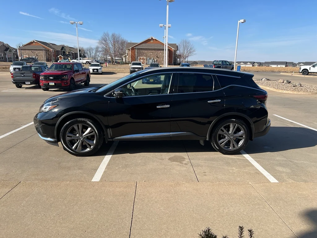 Used 2020 Super Black Metallic Nissan Platinum image 5