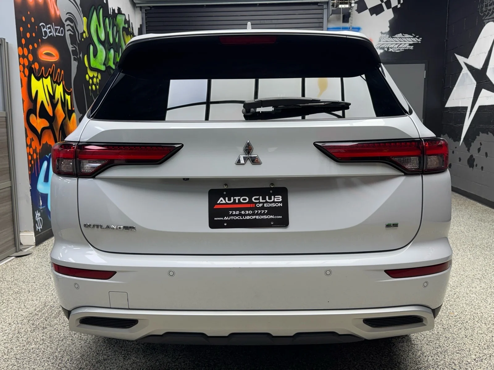 Used 2024 White Diamond (w85) Mitsubishi SE image 5