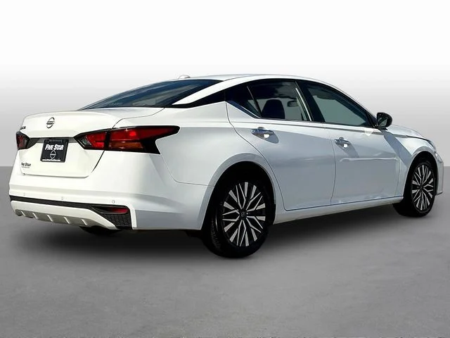 Used 2025 White Nissan 2.5 SV image 7