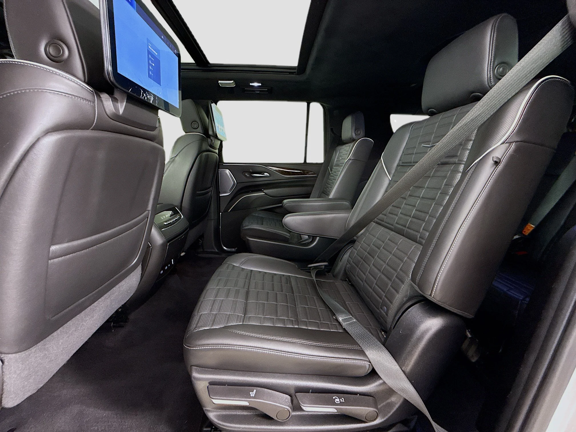 Used 2023 Crystal White Tricoat Cadillac Sport Platinum image 28