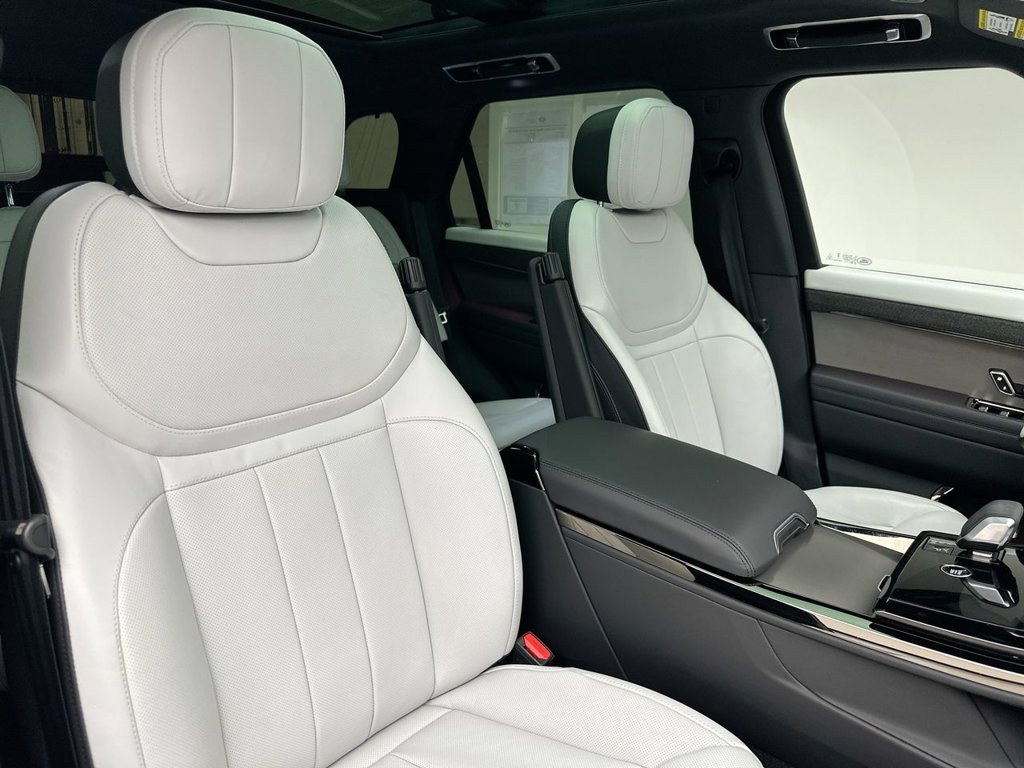 Used 2025  Land Rover Dynamic SE image 18