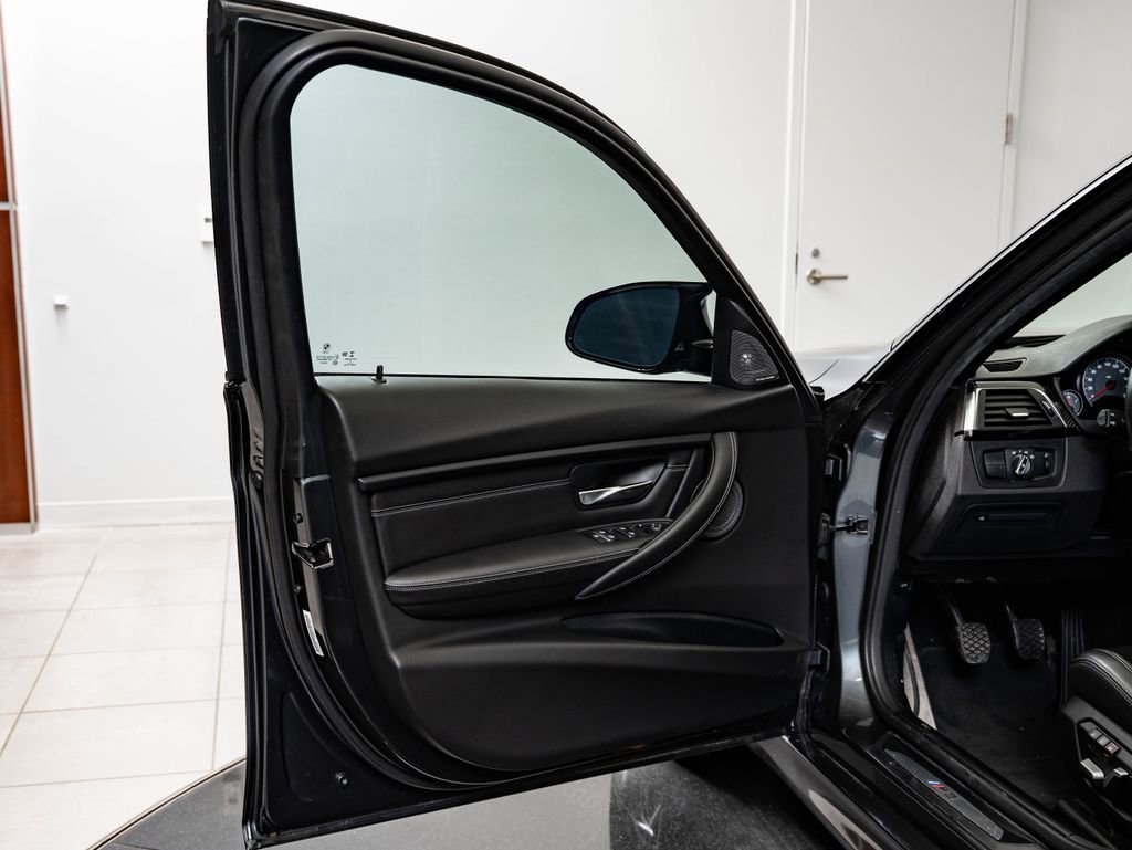 Used 2018 Mineral Gray Metallic BMW  image 27