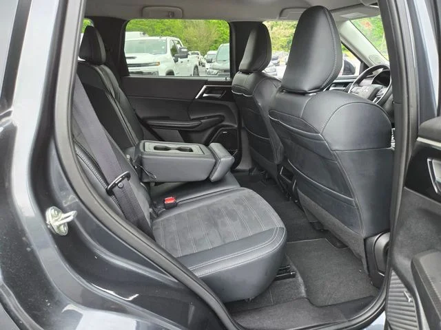 Used 2025  Mitsubishi SE image 19
