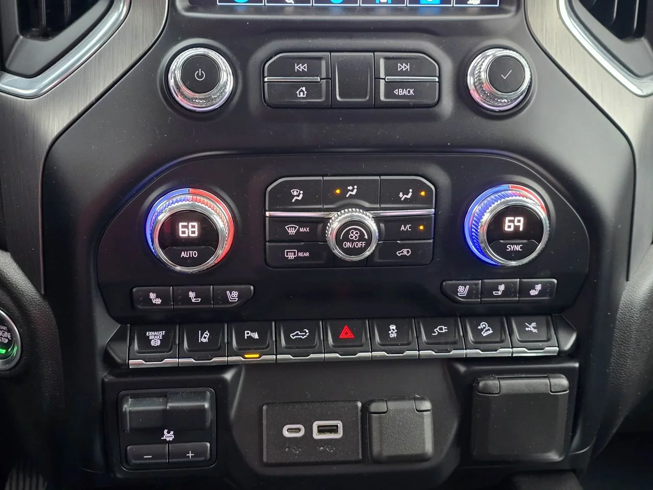 Used 2021 White Frost Tricoat GMC Denali image 17