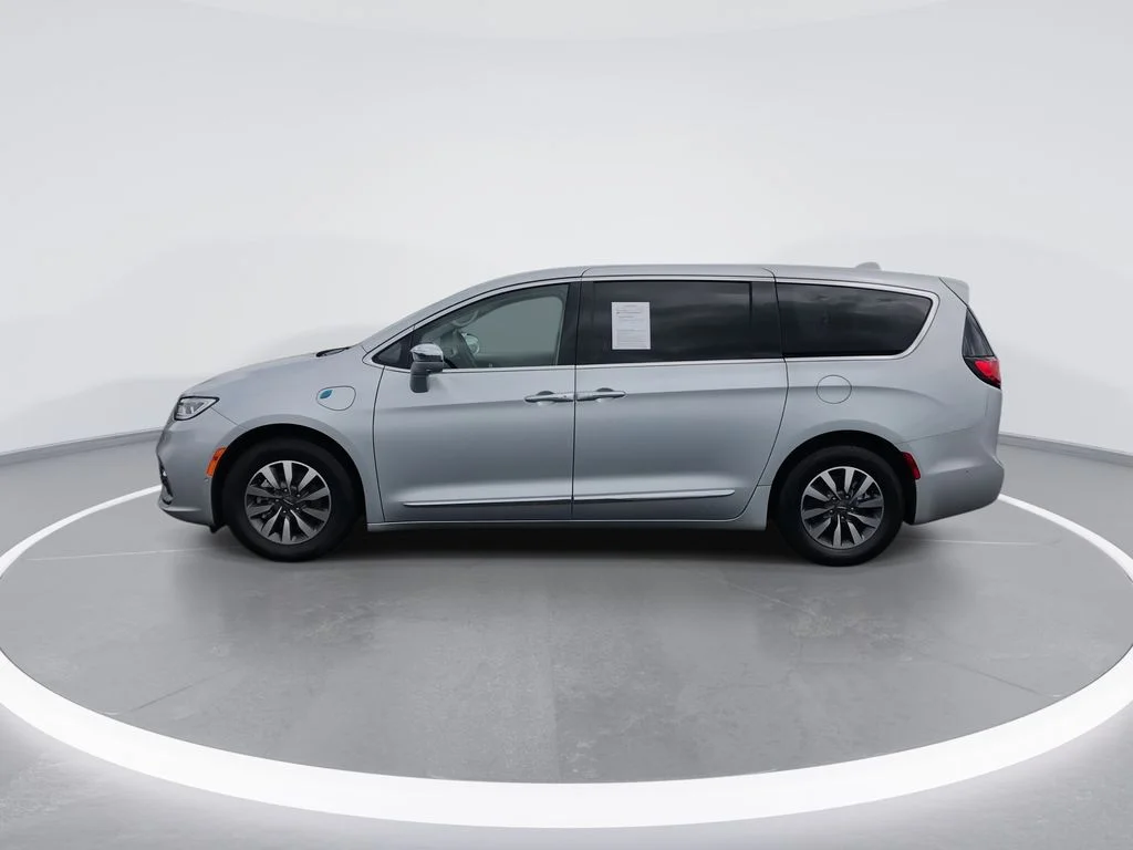 Used 2022 Silver Chrysler Limited image 5