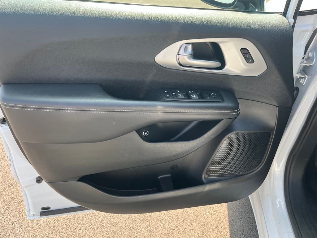 Used 2024 White Chrysler Select image 11