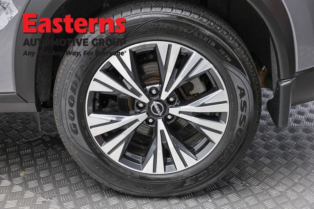 Used 2023 Gray Nissan SV image 8