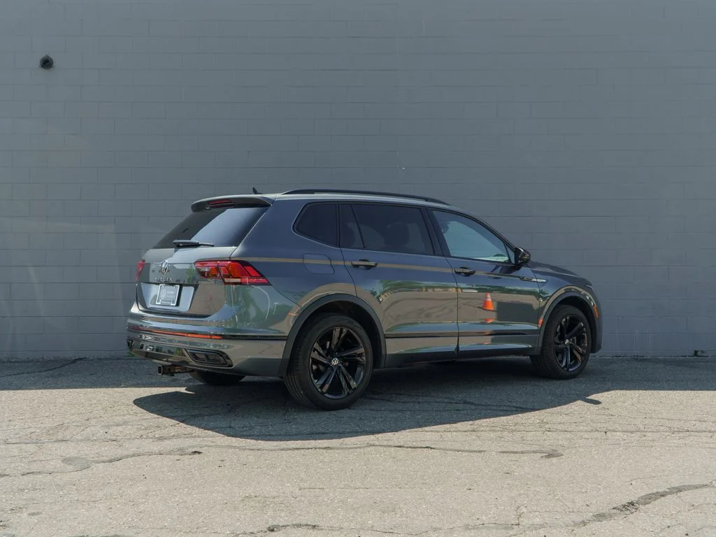 Used 2023  Volkswagen 2.0T SE R-Line Black image 7
