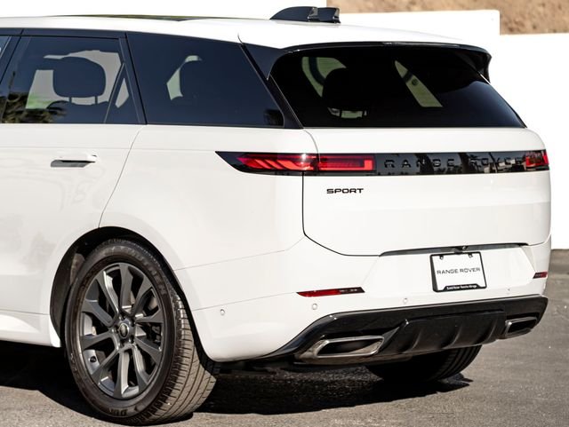 Used 2024 Fuji White Land Rover Dynamic SE image 10