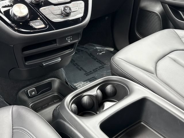 New 2026 Diamond Black Crystal Pearl-Coat Exterior Paint Chrysler Select image 13