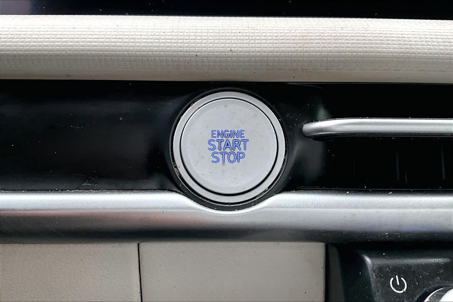 Used 2025 Shimmering Silver Hyundai SE image 30