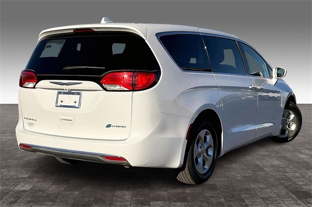 2017 Chrysler Pacifica Hybrid Touring Plus photo 2