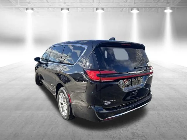 New 2026 Diamond Black Crystal Pearl-Coat Exterior Paint Chrysler Select image 8
