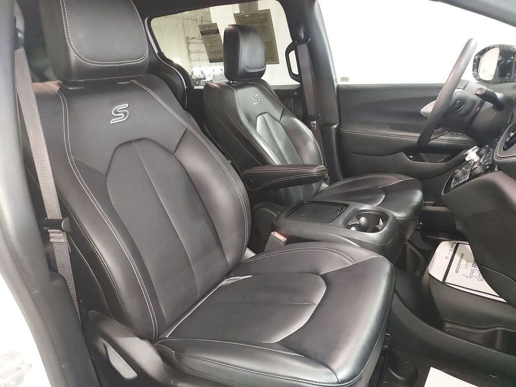 Used 2024 White Chrysler Select image 31