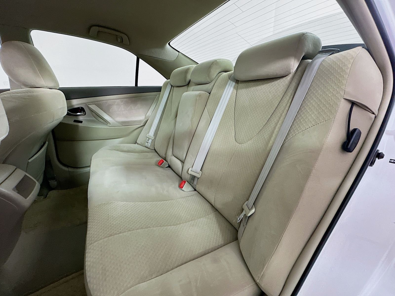 Used 2009 Super White Toyota LE image 21