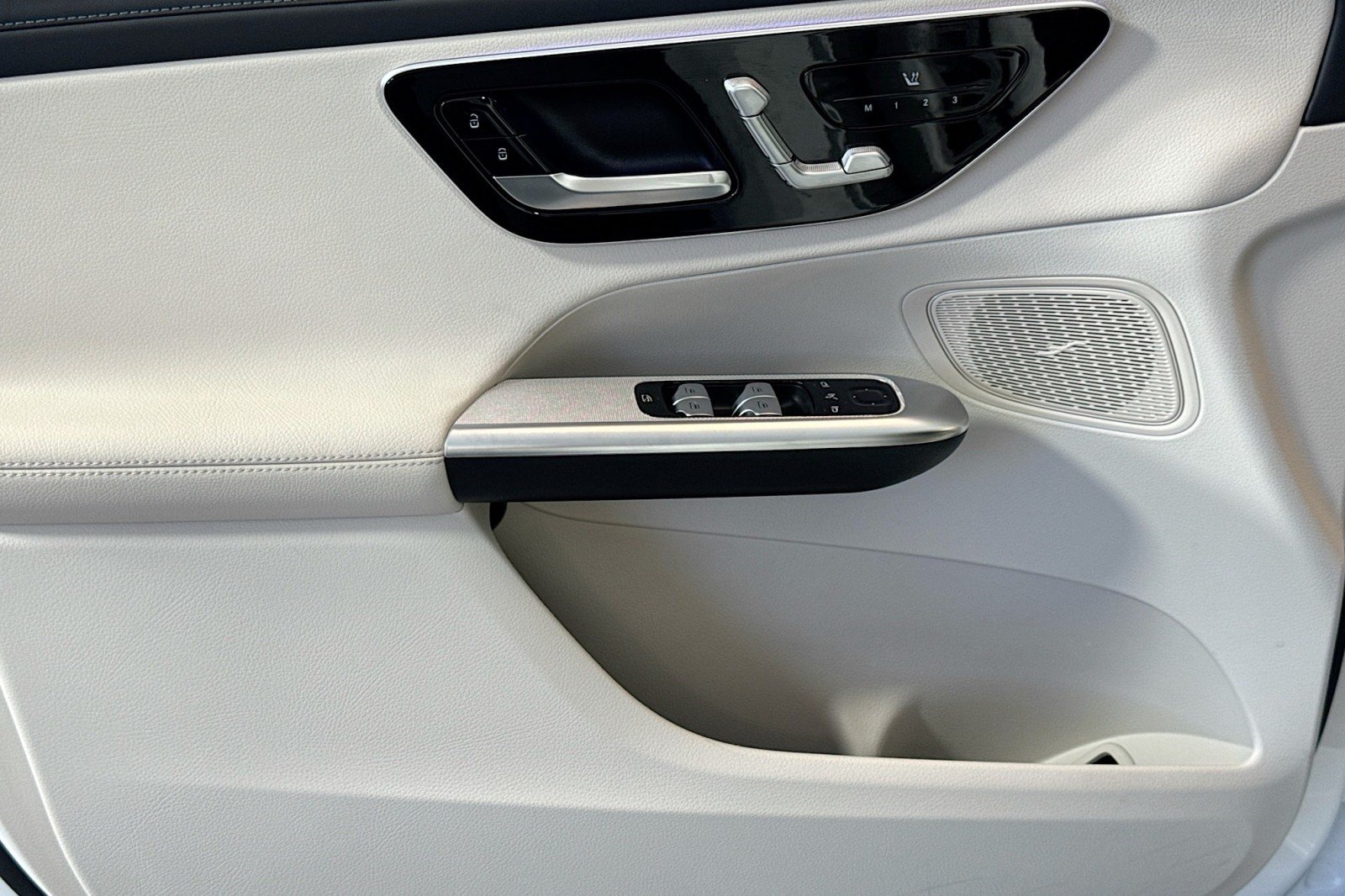 Used 2025 Polar White Mercedes-Benz GLC 300 SUV image 17