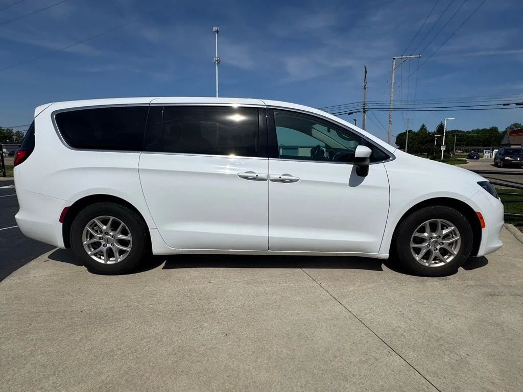 Used 2022 Bright White Clearcoat Chrysler LX image 8