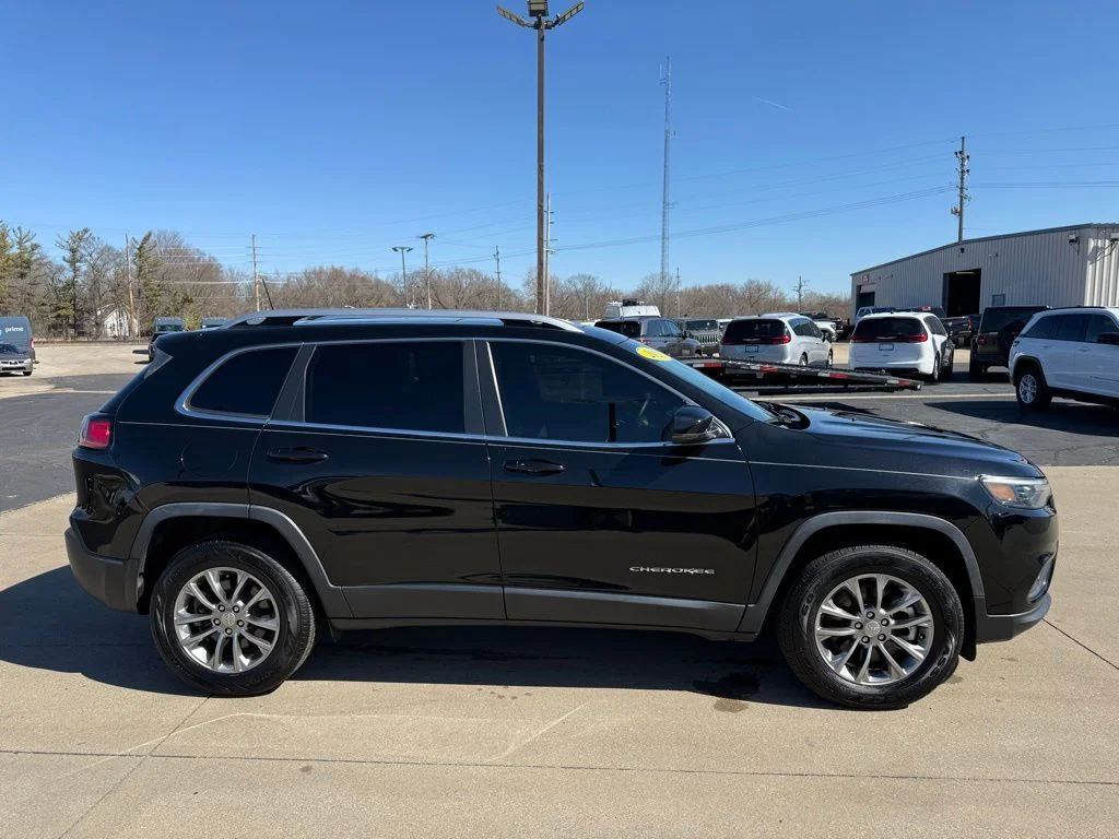 Used 2021 Black Jeep Latitude Lux image 8