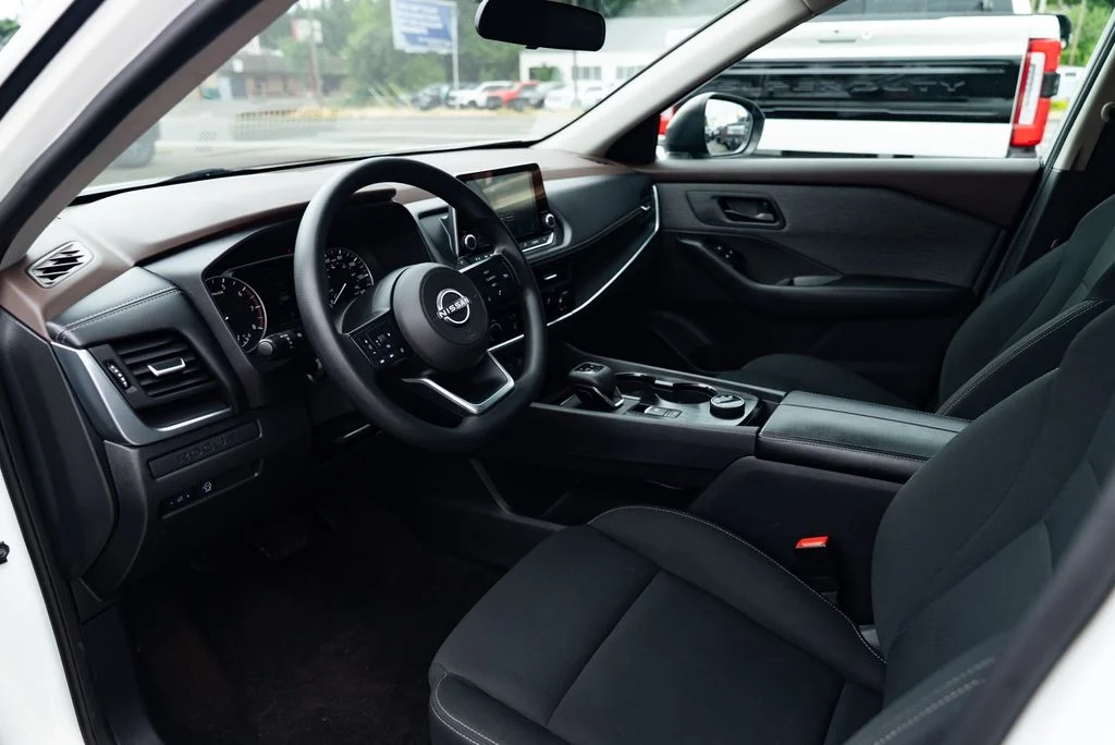 Used 2023 White Nissan S image 19