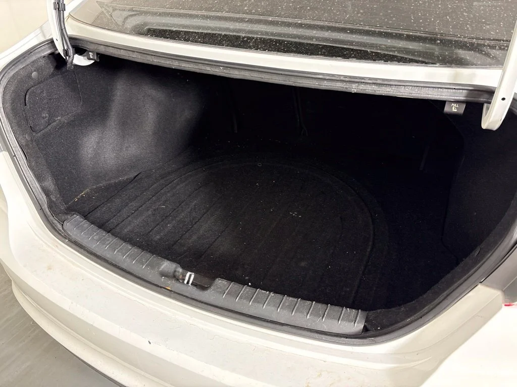 Used 2017 White Hyundai SE image 19