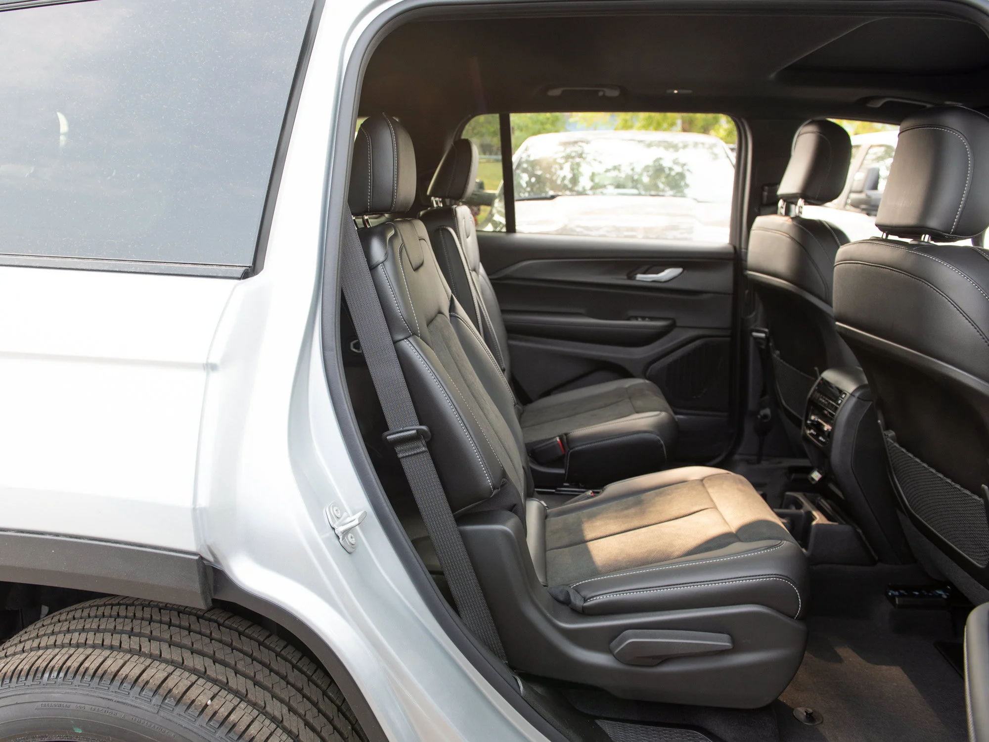 Used 2025 Silver Jeep Altitude* 4x4, Sunroof, Heated Leather, Remote Start image 25