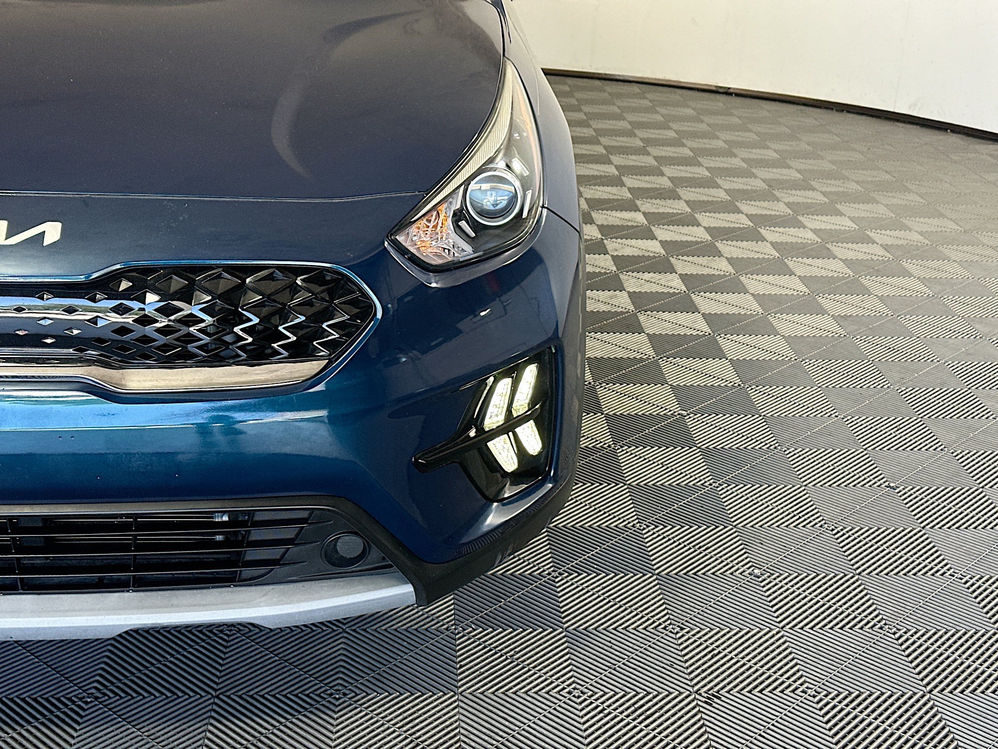 Used 2022 Deep Cerulean Kia LX image 9