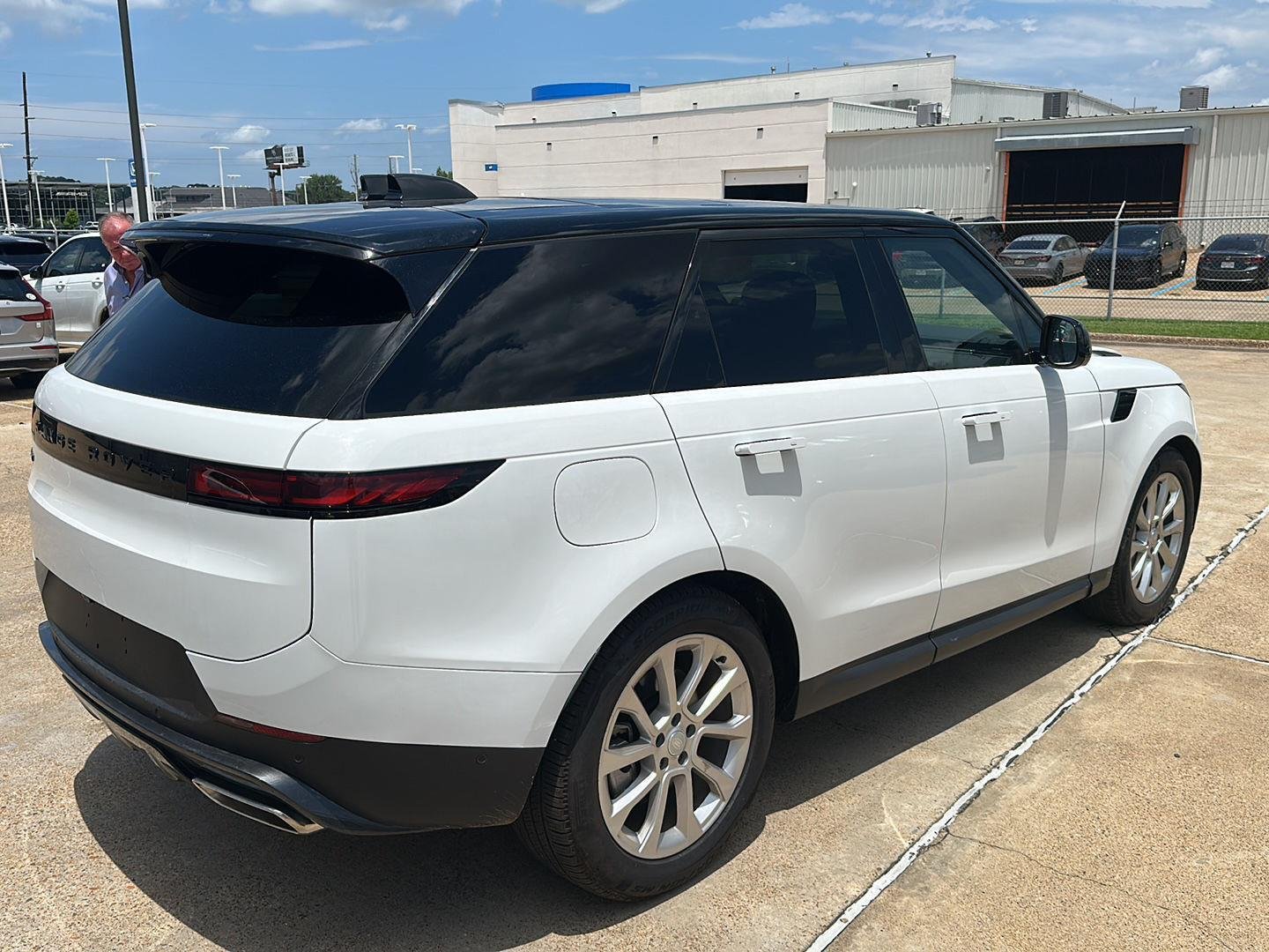 Used 2025 Fuji White Land Rover SE image 3