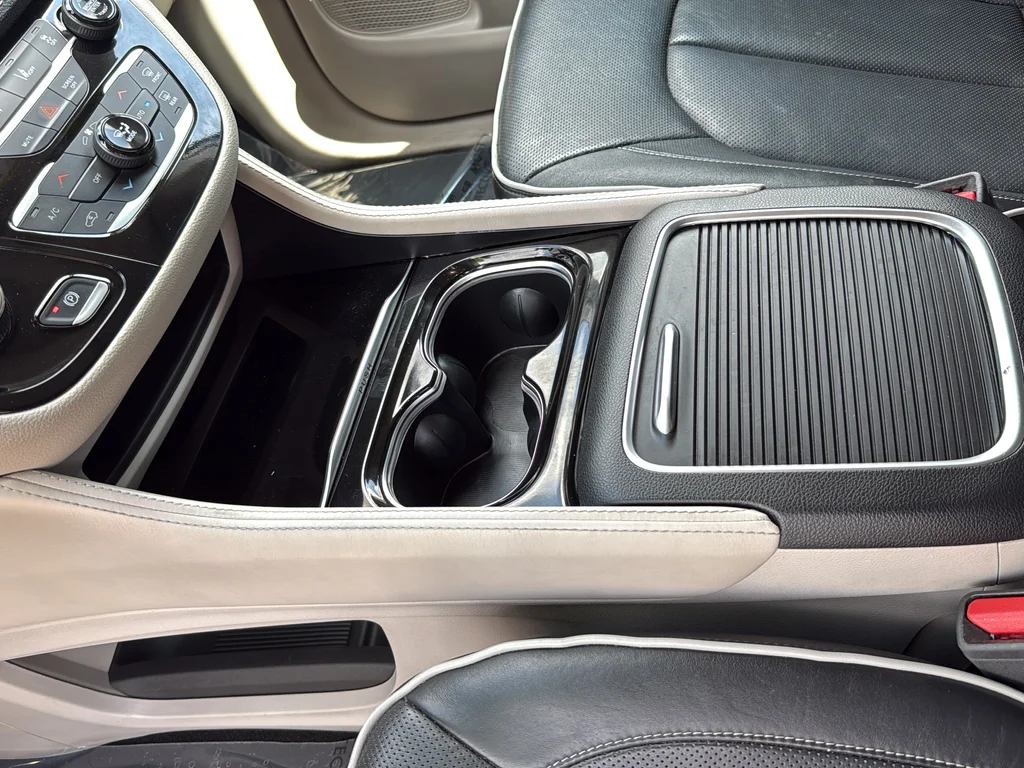 Used 2023 White Chrysler Limited image 19