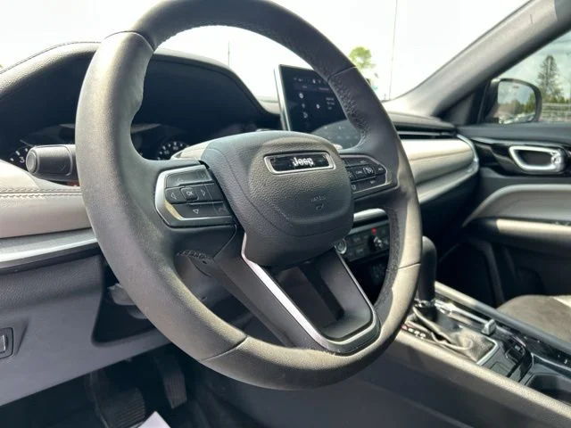 Used 2025 Silver Jeep Limited image 33