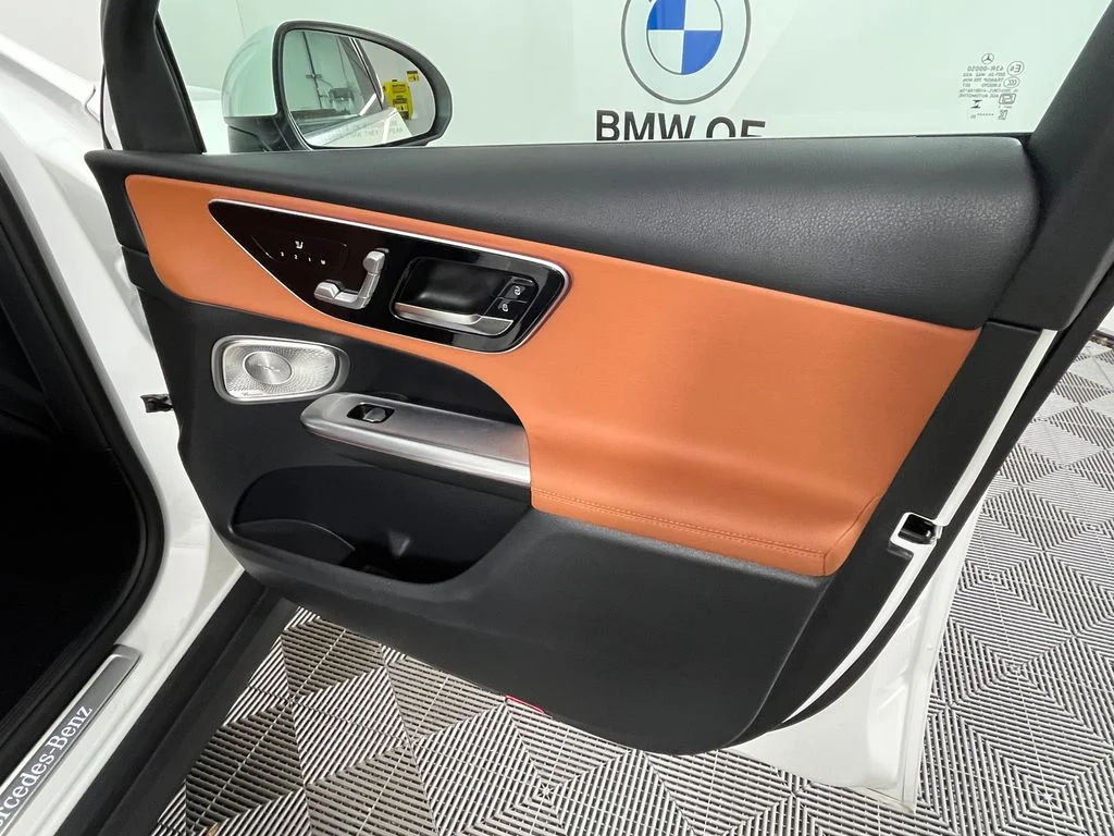 Used 2025  Mercedes-Benz GLC 300 image 24