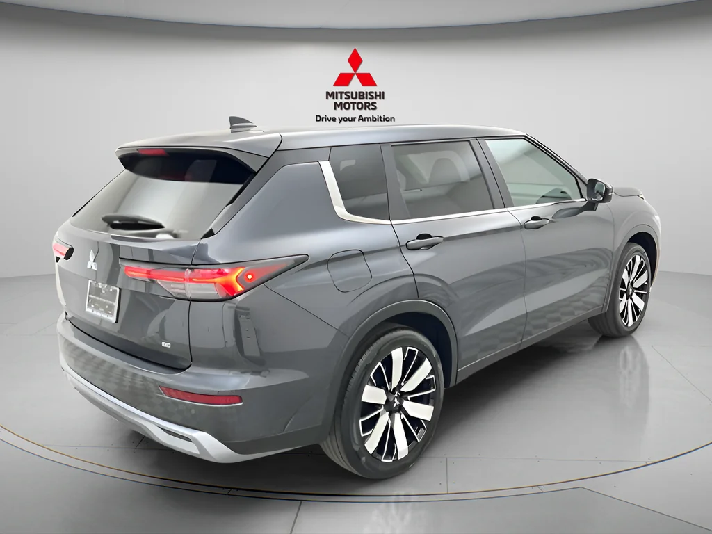 Used 2025 Moonstone Gray Metallic/Black Roof Mitsubishi SE image 4