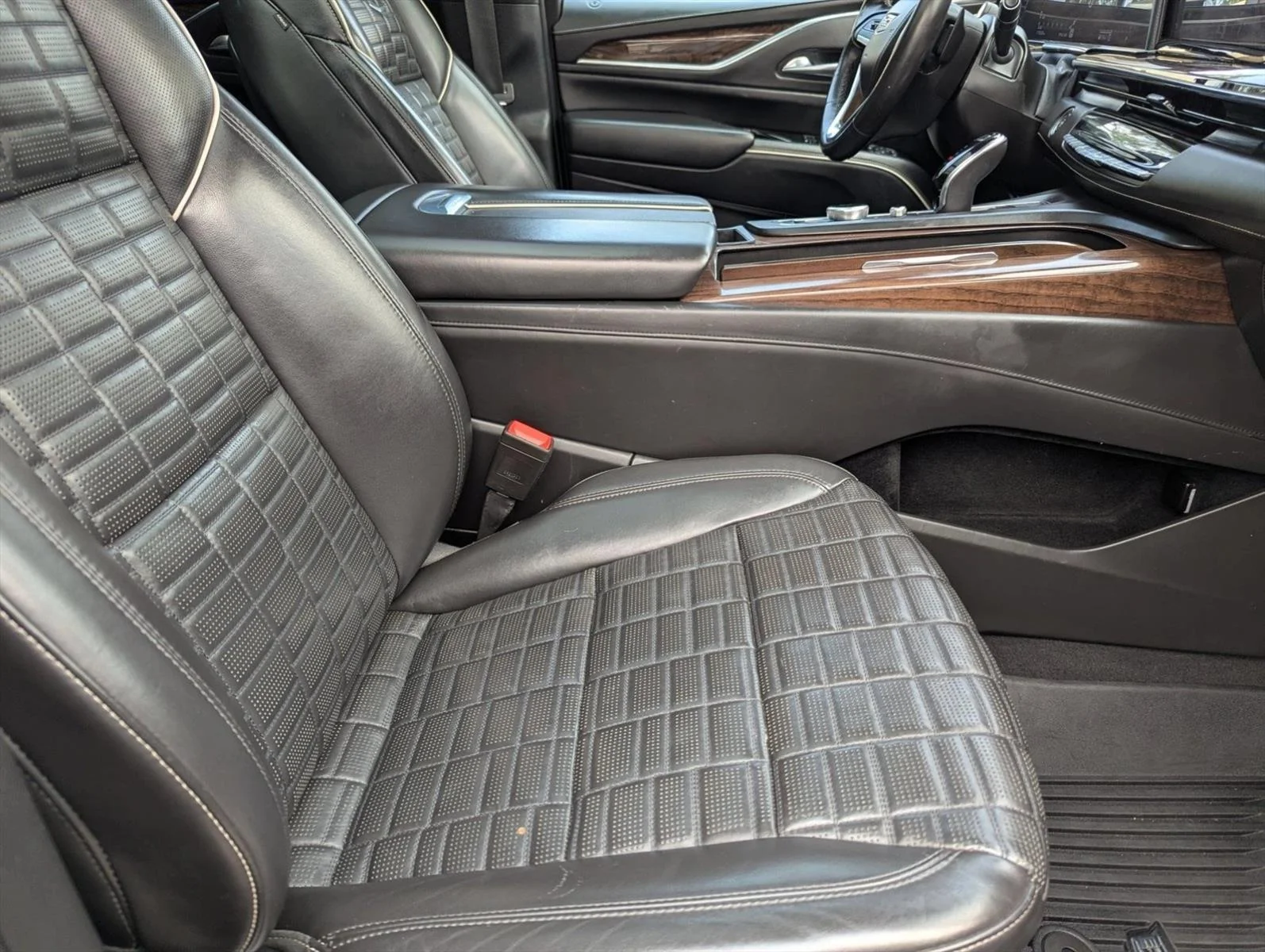 Used 2021 Crystal White Tricoat Cadillac Sport Platinum image 23