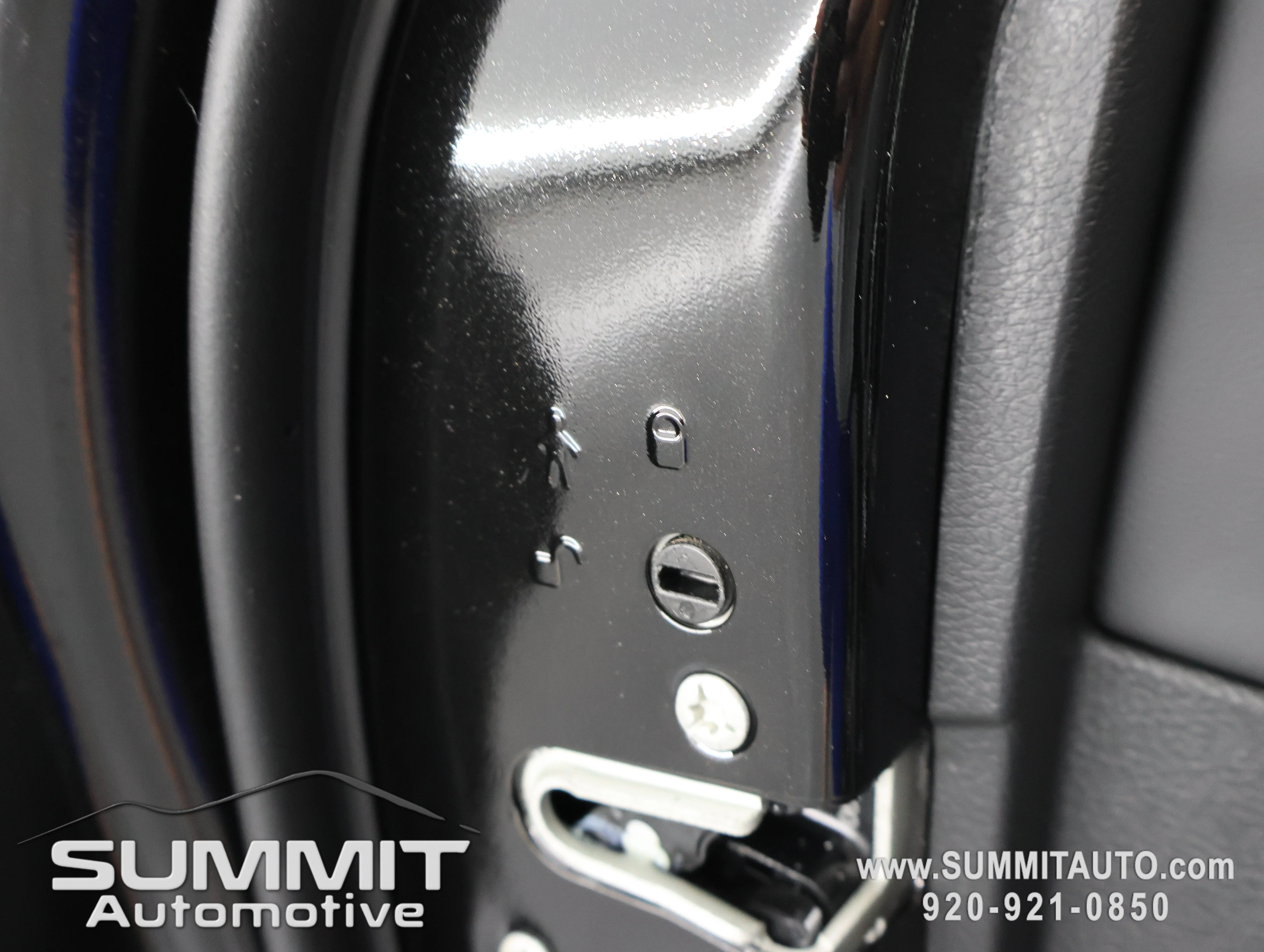 New 2026 Diamond Black Crystal Pearl-Coat Exterior Paint Jeep Limited image 38