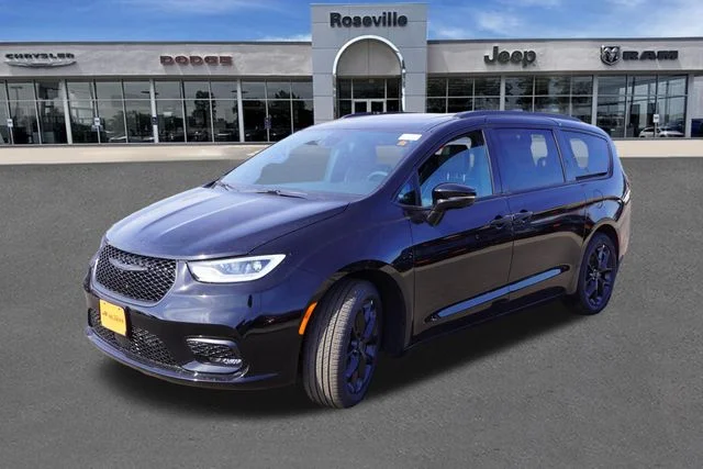 New 2026 Diamond Black Crystal Pearl-Coat Exterior Paint Chrysler Limited image 8