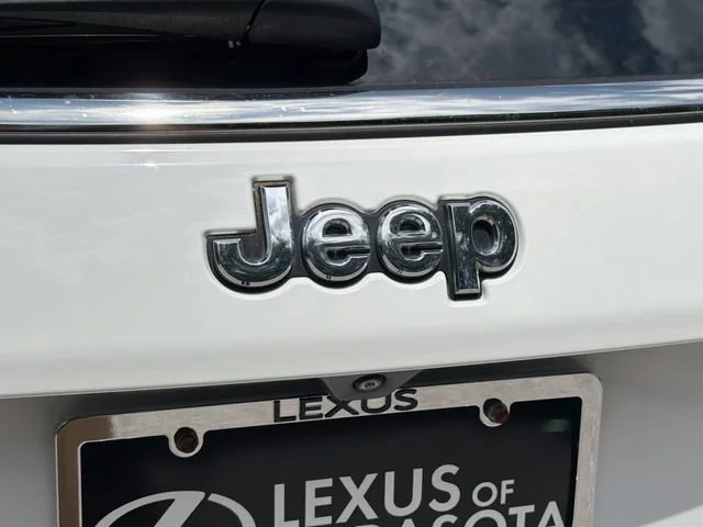 Used 2022 Bright White Clearcoat Jeep Latitude image 11